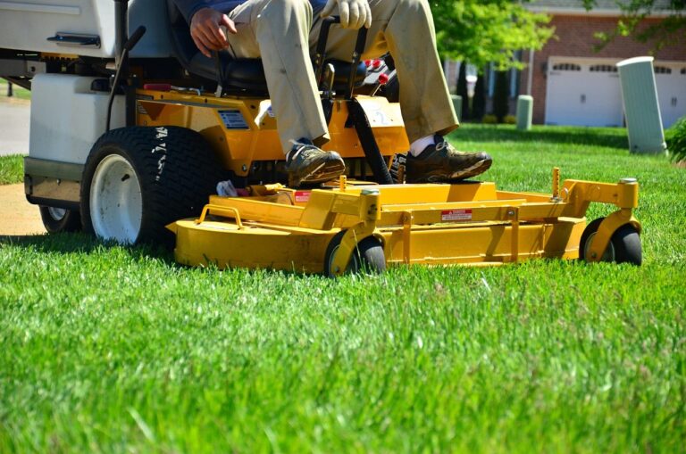 Lawn service invoicing software with Invoiv